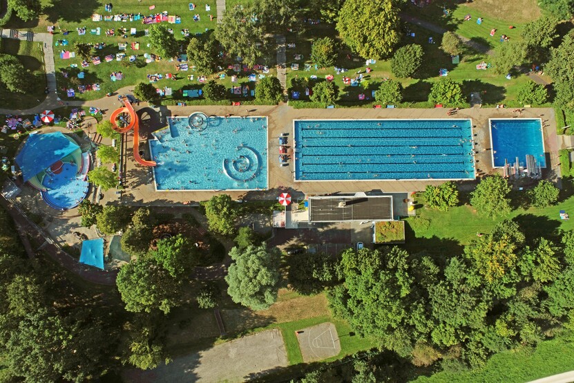 Das Ehinger Erlebnisfreibad aus der Vogelperspektive Freibad von oben, alle Becken dargestellt, Liegewiese mit Baumbestand